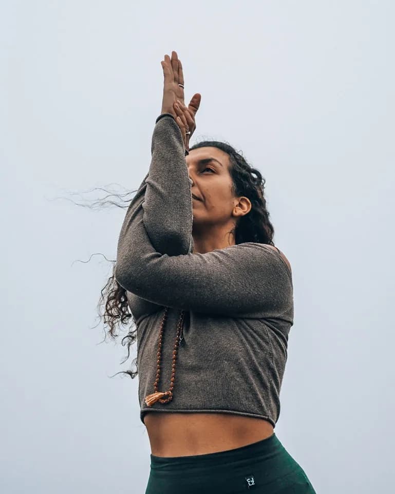 Albertina Almeida numa postura de yoga ao ar livre