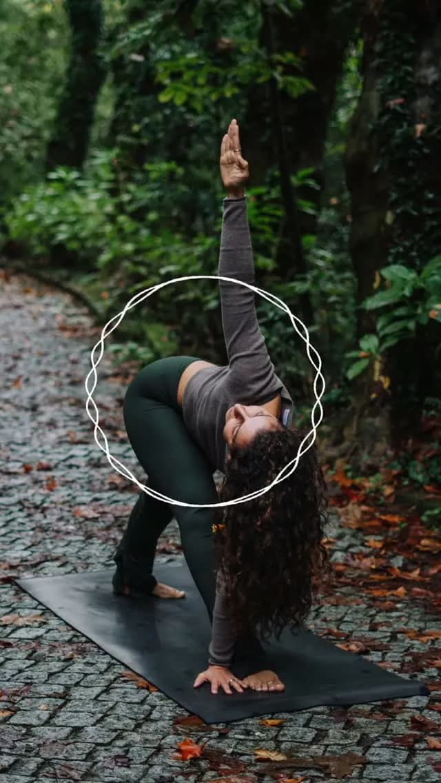 Prática de yoga ao ar livre num bosque